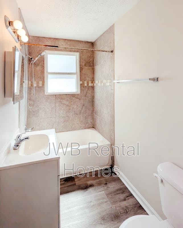 Jacksonville House: 768 Gardenia Ln