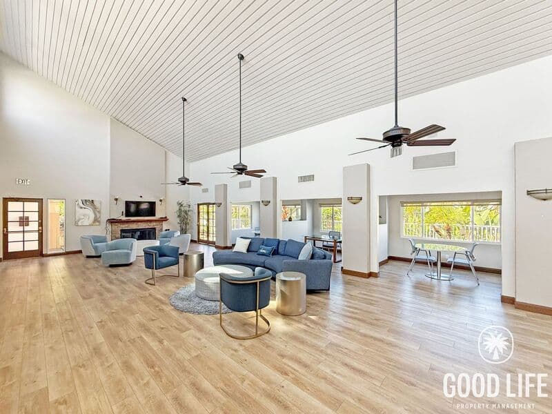 La Jolla Condo: 8512 Via Mallorca