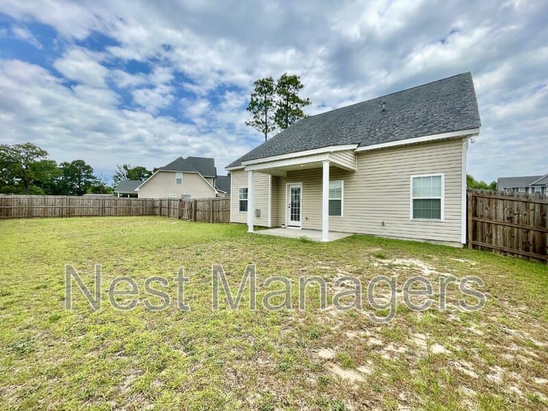 Hope Mills House: 5849 Crepe Myrtle Drive