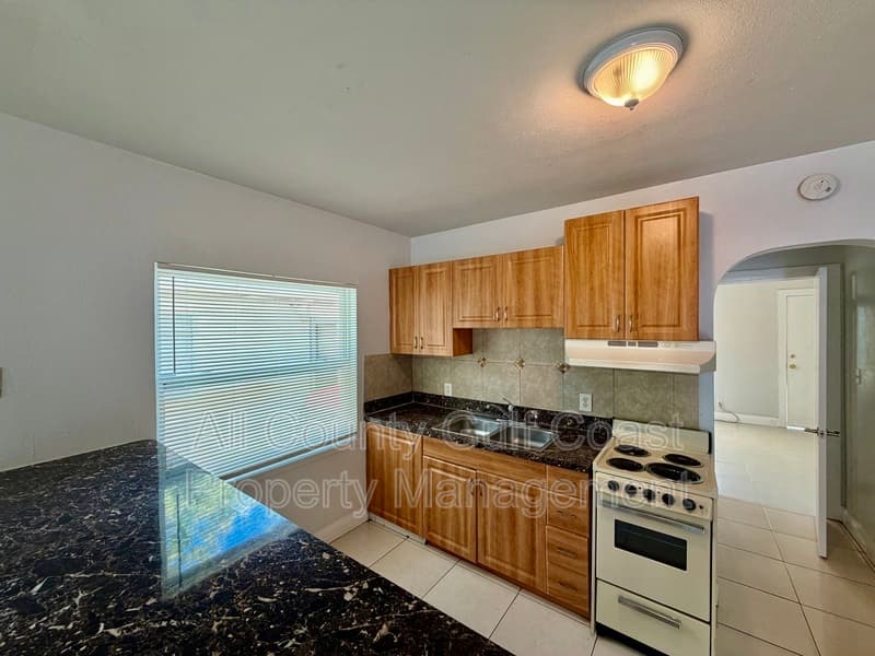Bradenton House: 1609 9th Ave W