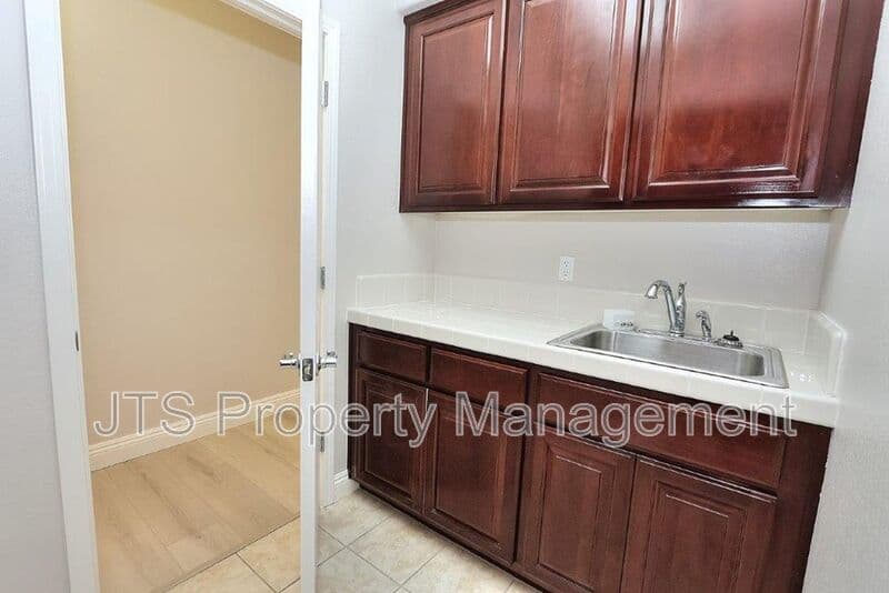 Sacramento House: 5424 Washoe Street