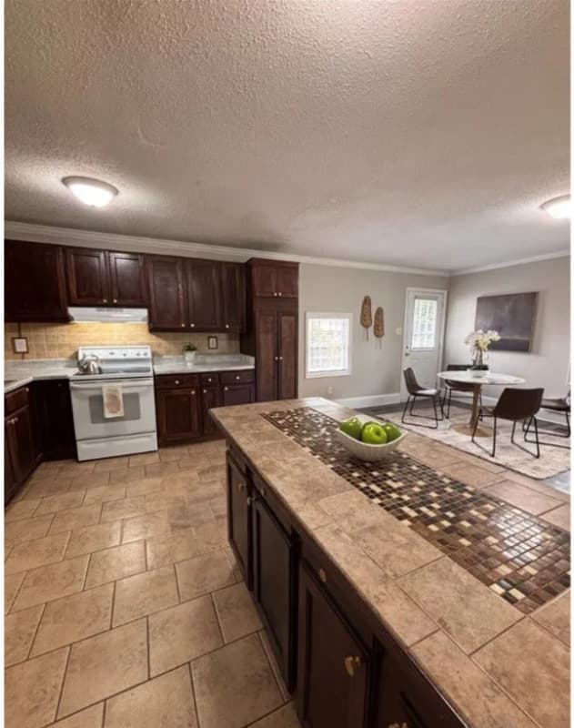 Richmond House: 2508 Robert Moore Cir
