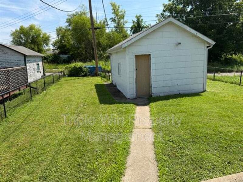 Saint Louis House: 8530 Lowell St