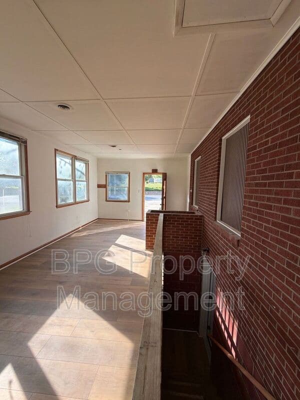 Woodstock Condo: 204 N Muhlenberg St