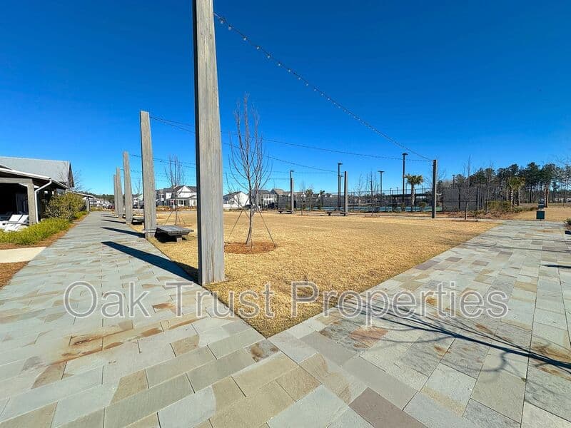 Summerville House: 651 Blueway Avenue