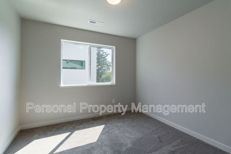 Washougal Townhome: 1815 N R Cir