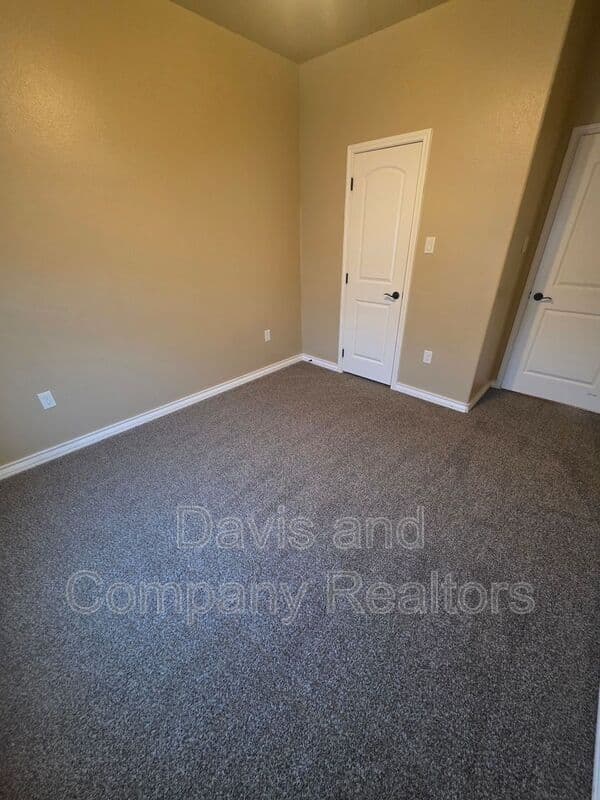 Midland House: 104 S Carver St