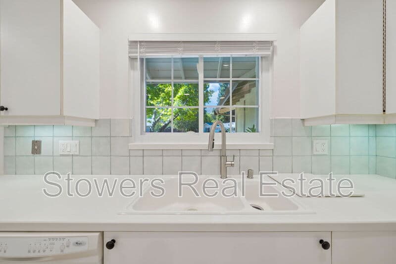 Danville House: 132 Glen Ct