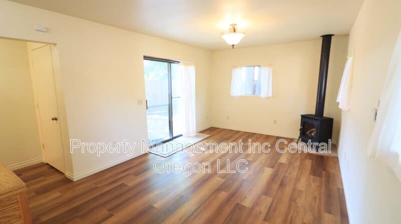 Bend House: 524 NE Olney Ave