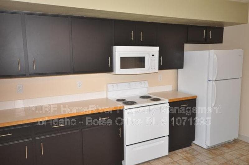 Nampa House: 1329 N Stephanie Ln 104