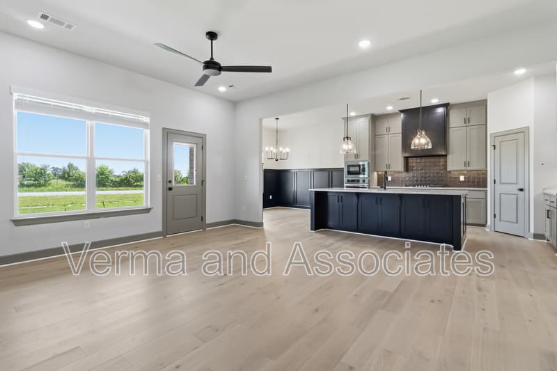 Centerton House: 980 Trestle Ln