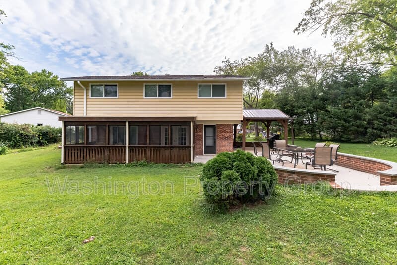 Fairfax House: 4232 Linden St