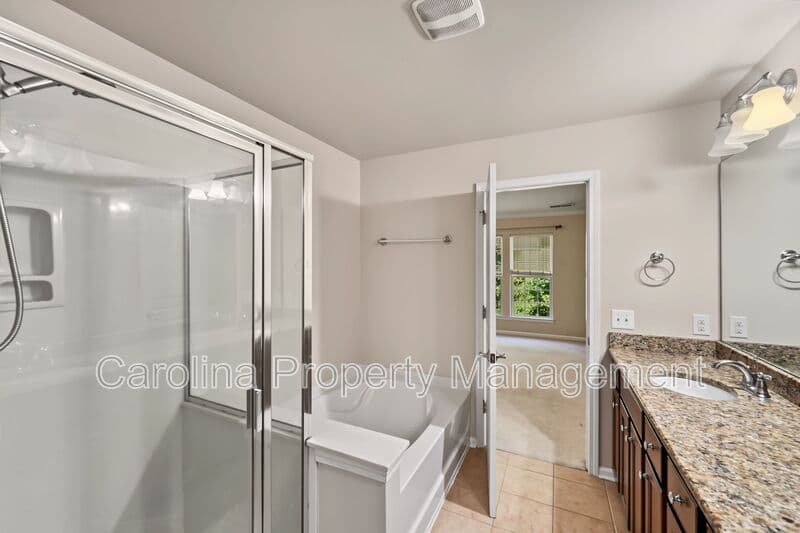 Charlotte House: 15422 Canmore St