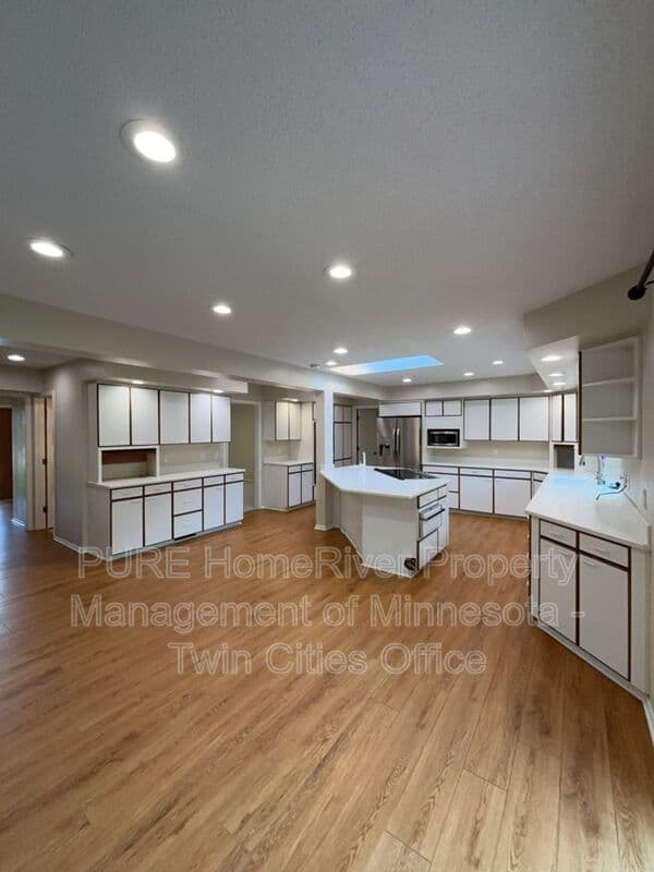 Edina House: 7420 Hyde Park Cir