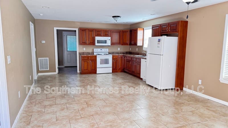 Athens House: 1931 County Road 561