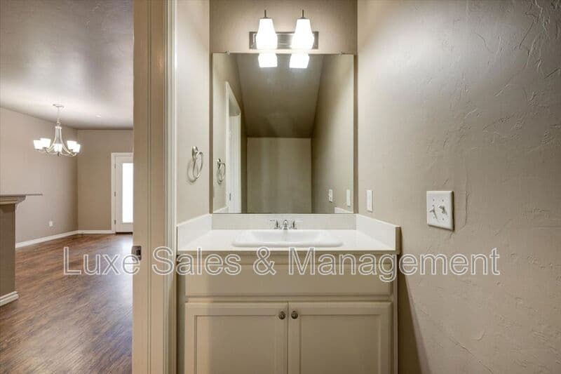 Moore House: 799 SW 14th St