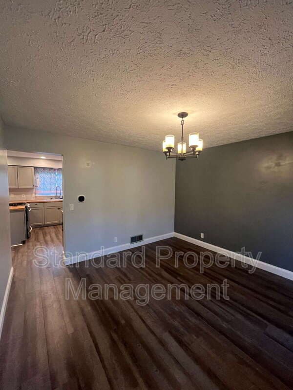 Rochester House: 43 Applewood Drive