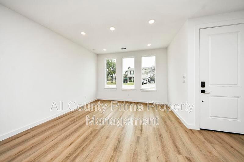 Houston Condo: 5201 Fairchild St