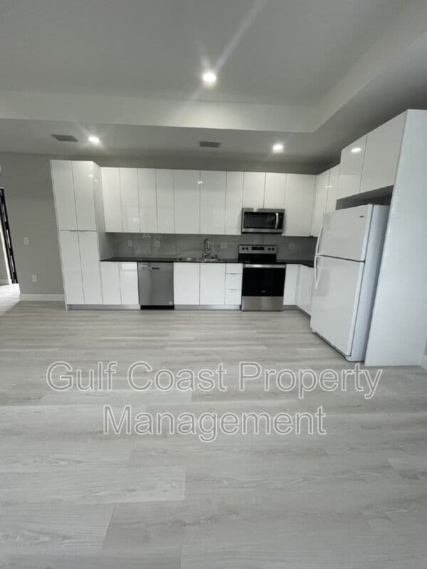 Lehigh Acres House: 662 Windermere Drive
