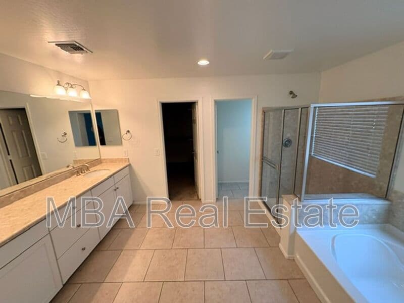 Mesa House: 3031 E Regina St