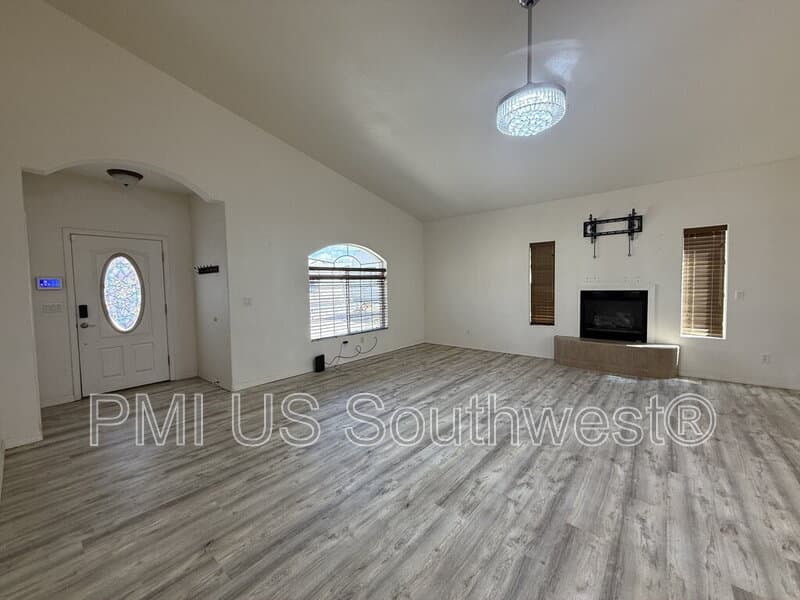 Fort Mohave House: 2060 Mesa Verde Way