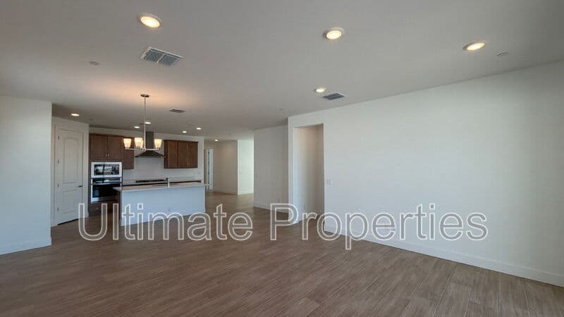 Peoria House: 31958 N 116th Ave