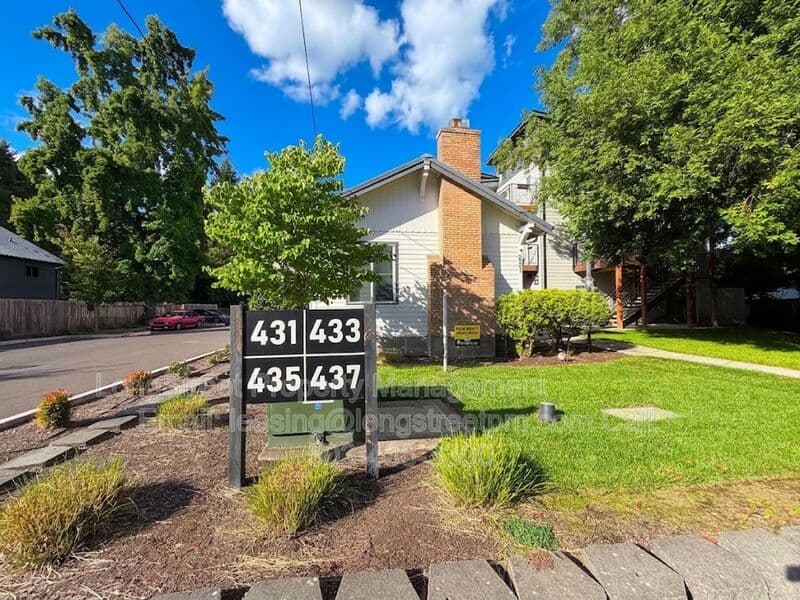 Keizer House: 431 Chemawa Rd N