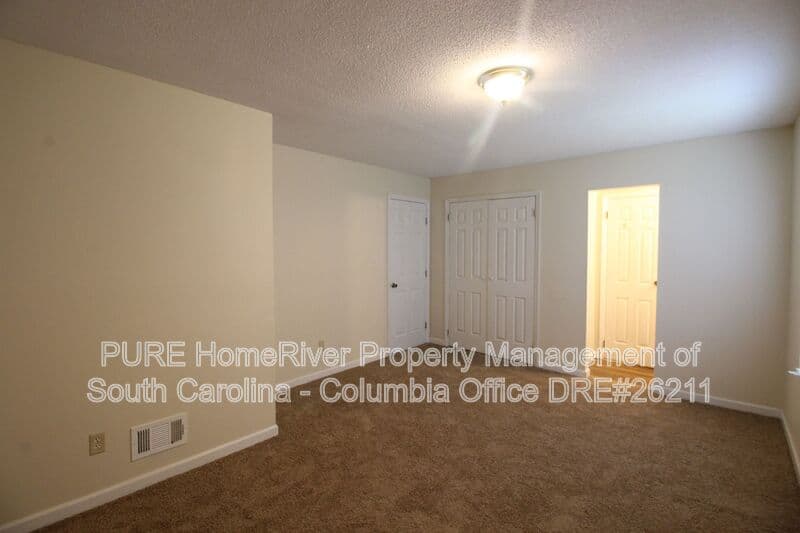 West Columbia House: 403 Charwood Ln