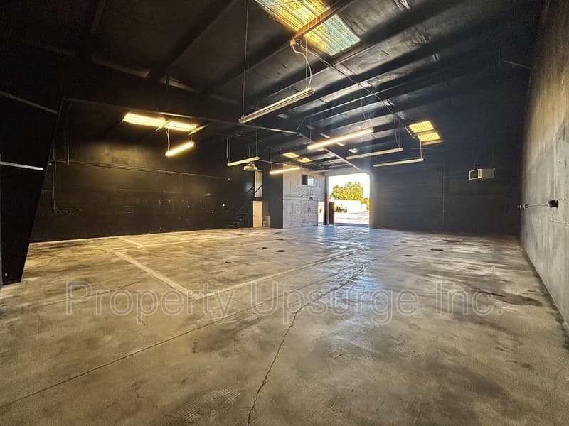 Anderson House: 6200 Stainless Way - 15 & 16