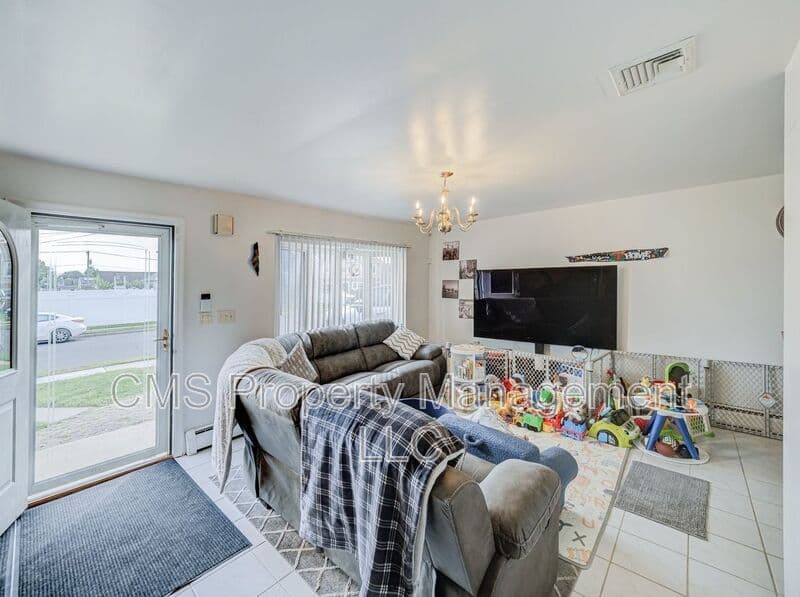 Carteret House: 74 Markowitz St