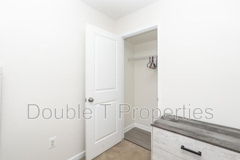 Edgewood House: 1841 Graymount Way