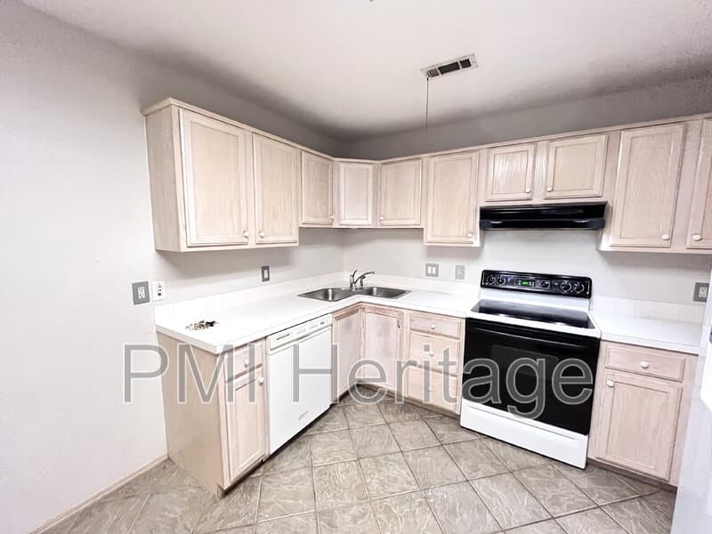 Fayetteville Condo: 886 N Daisy Ln