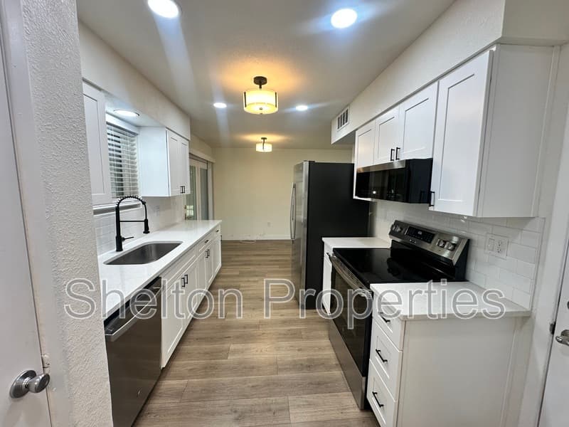 Sun City House: 10806 W Camelot Cir