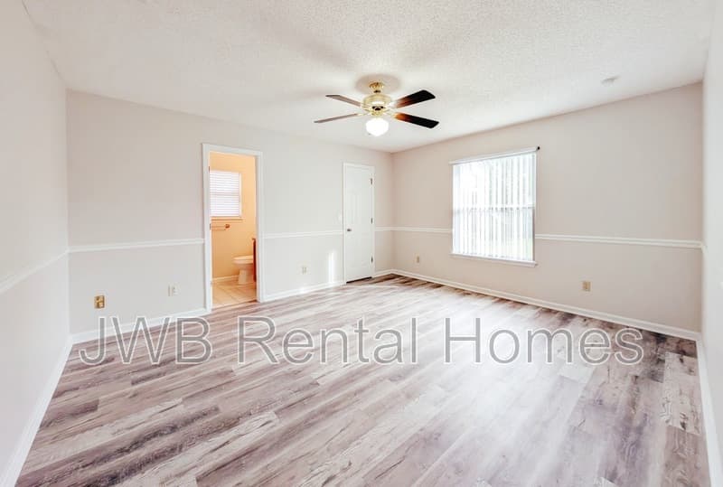 Jacksonville House: 4483 Cobblefield Cir E