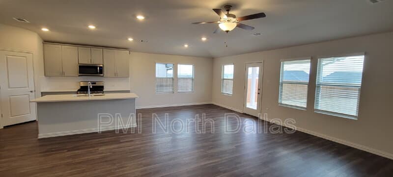Fort Worth House: 2633 Oneida Lane
