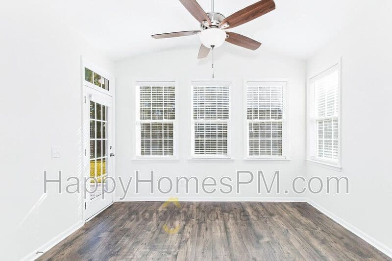 Summerville House: 585 Yellow Leaf Lane