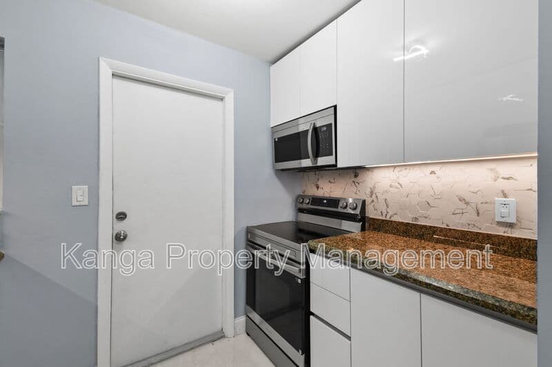Riviera Beach Condo: 968 W 9th St