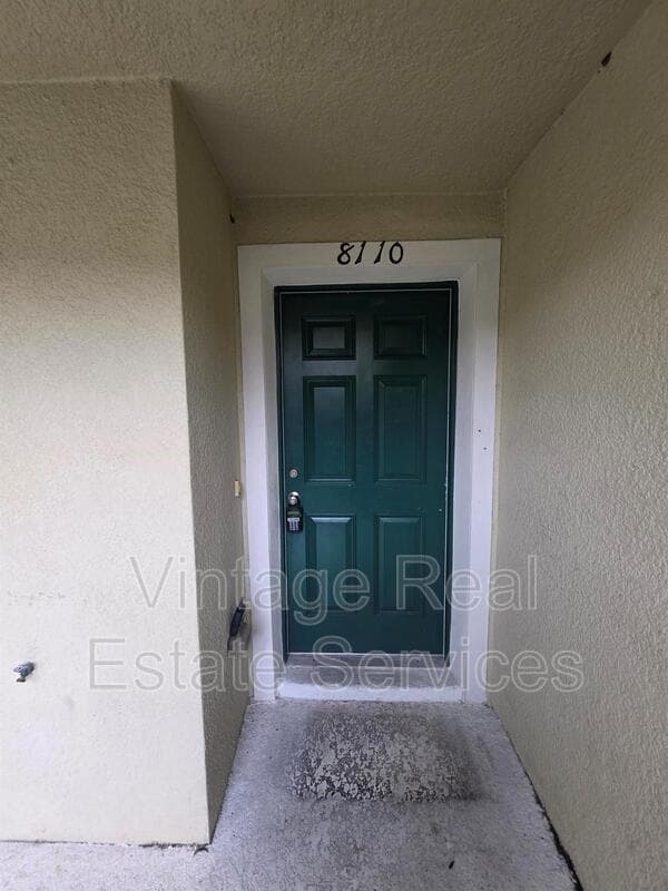 Tampa House: 8110 Silent Creek Dr
