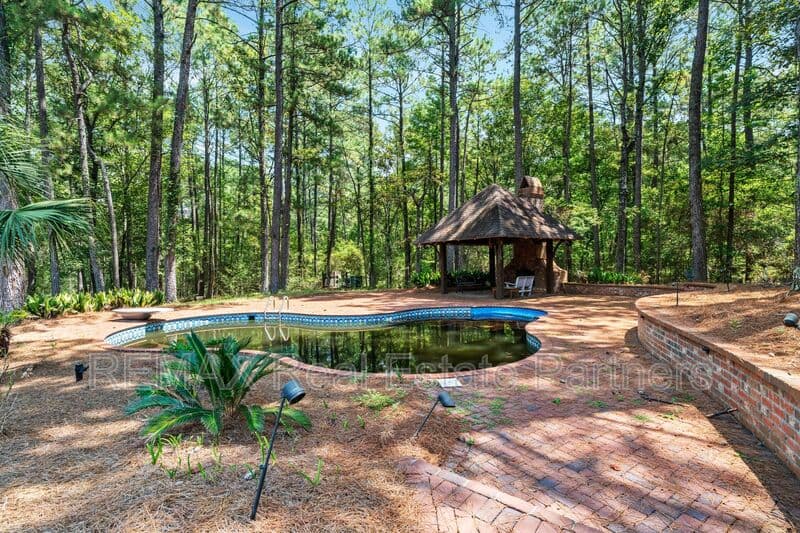 Sumrall House: 107 Raybourn Rd