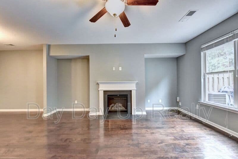 Suwanee House: 5605 Bright Cross Way