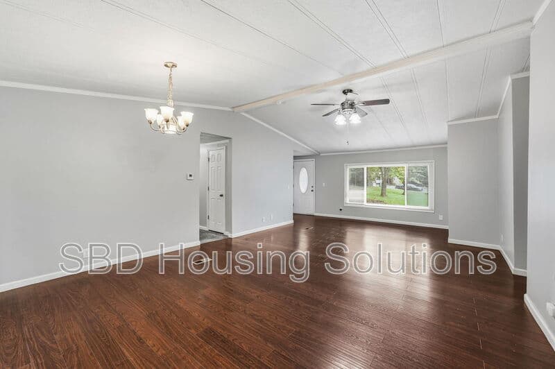 Blue Springs House: 104 N Countryside Ln