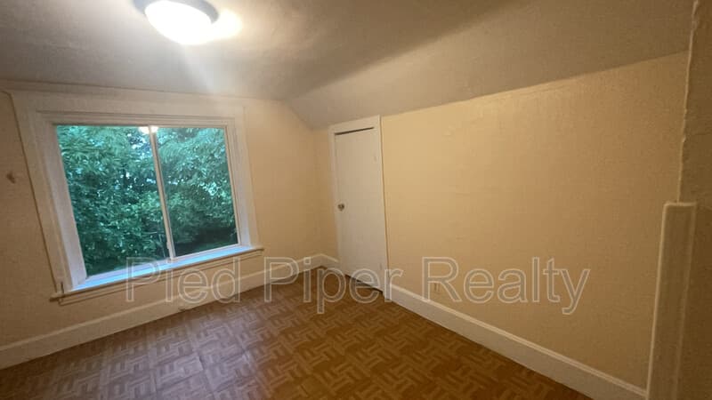 Freeport House: 1015 S Columbia Ave