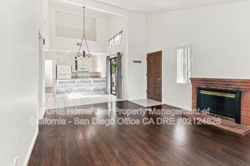 Escondido House: 1007 Howard Ave
