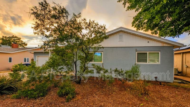 Albuquerque House: 2837 Palomas Dr NE