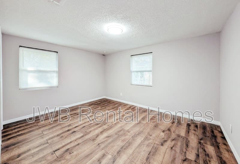 Jacksonville House: 1424 13th St W