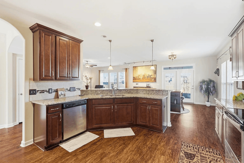 Savannah House: 225 Willow Point Cir