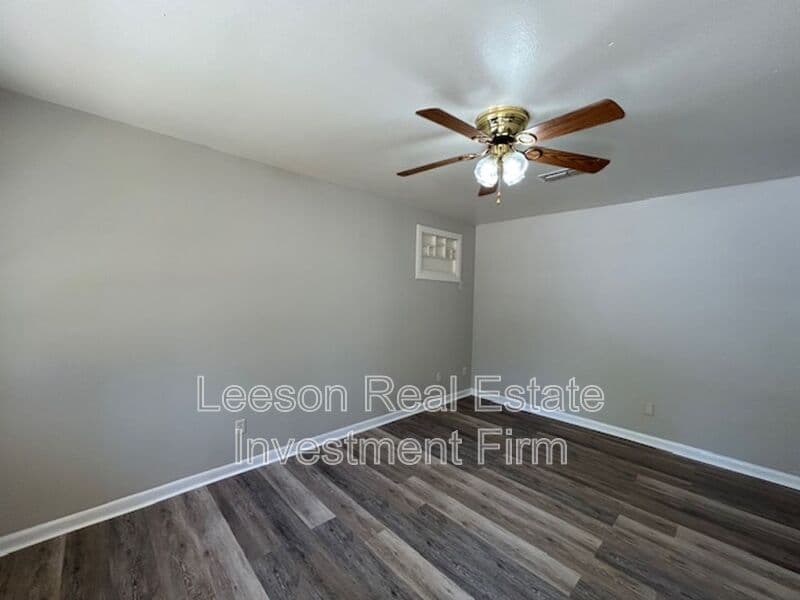 Shreveport House: 1102 Cloverdale Dr.