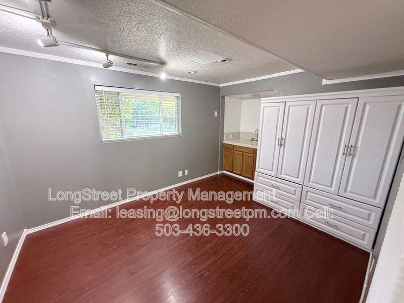 Salem House: 869 Meadowlawn Dr SE