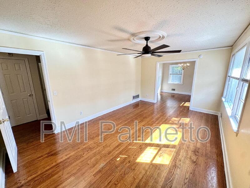 Columbia House: 3727 Maybank St
