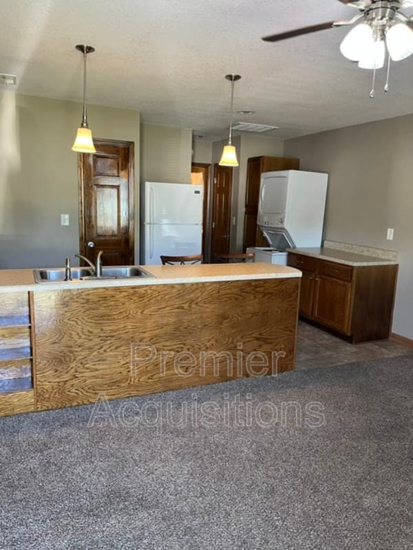 Vandalia House: 210 E Bland St